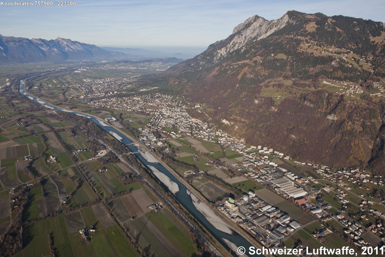 Liechtensteiner Rheintal: rechte Bildecke unten: Triesen, darüber (am rechten Bildrand): 'Rotaboda', darüber 'Masescha', dann 'Gaflei' und 'Alpspitz' (1942 m.ü.M.). Hauptort Bildmitte: Vaduz (Position 2'757'935.71, 1'223'213.42). Weiter nordwärts: Schaan.
